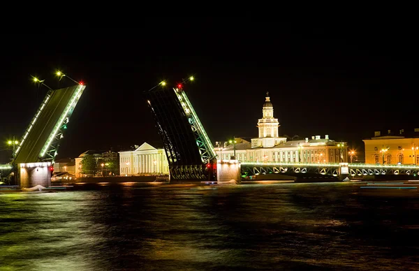Palastbrücke über der Newa — Stockfoto