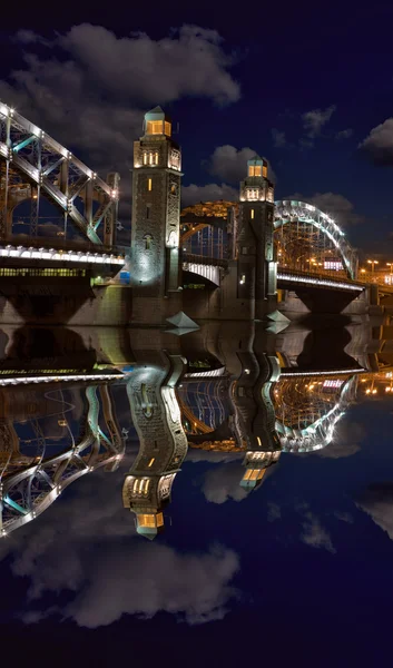 สะพานกลางคืนและเมฆ — ภาพถ่ายสต็อก