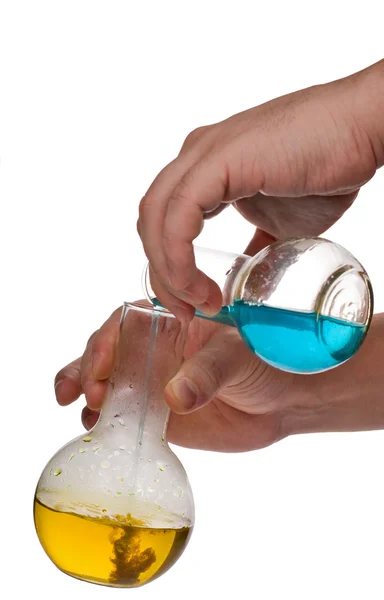 Синий и желтый химический эксперимент — стоковое фото