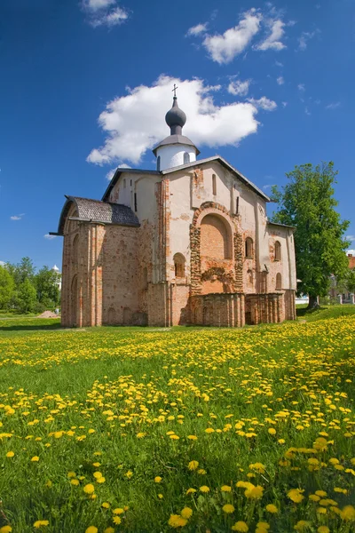 Очень старая кирпичная церковь — стоковое фото