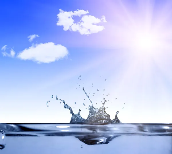 Corona de agua bajo el sol — Foto de Stock