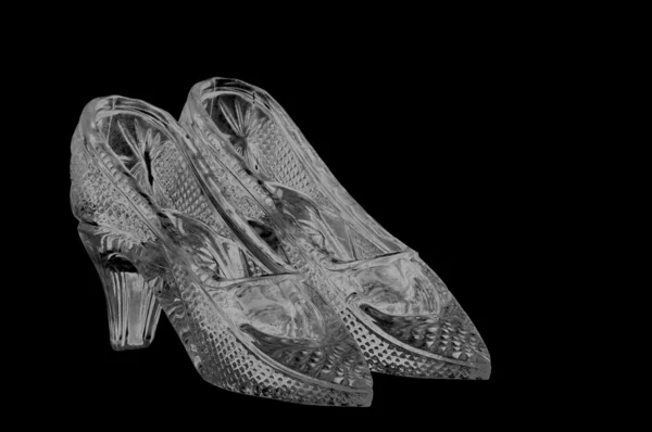 Zapatos de cristal aislados en negro — Stok fotoğraf