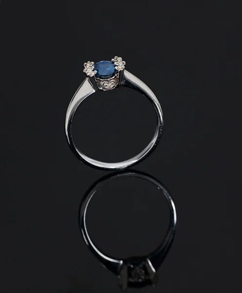 Blå safir ring med reflektion — Stockfoto
