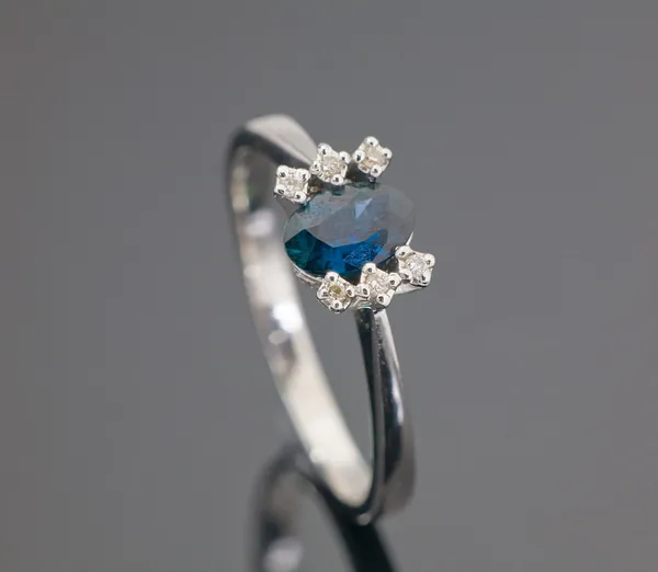 Vitt guld ring med blå safir — Stockfoto