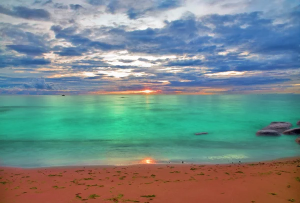 Západ slunce nad azurovým mořem — Stock fotografie