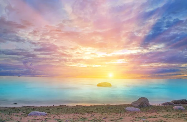 Φωτεινό ηλιοβασίλεμα και τη γαλάζια θάλασσα — Φωτογραφία Αρχείου