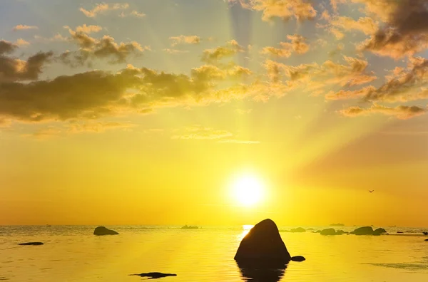 黄色太阳上面海石 — 图库照片