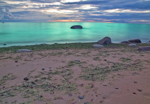 Azuurblauwe zee en kust — Stockfoto