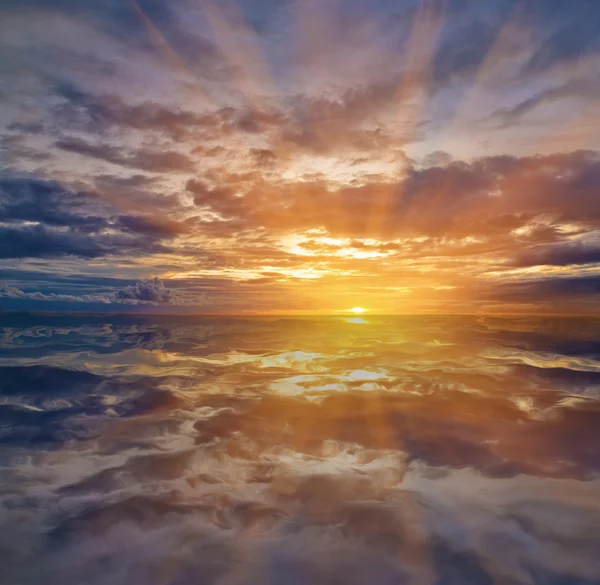 Вода, небо і захід сонця — стокове фото