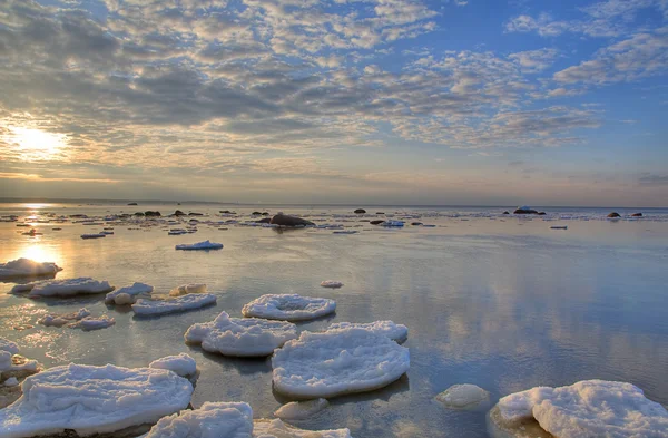 Mar de inverno com gelo-floes — Fotografia de Stock