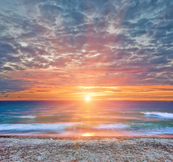 Sol vermelho acima do mar azul — Fotografia de Stock