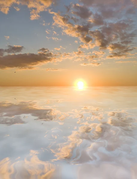 Gul solnedgång himlen reflektion — Stockfoto