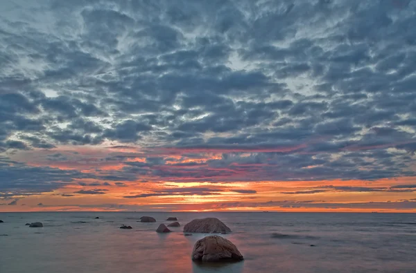 바다 위의 빨간색과 어두운 구름 — 스톡 사진