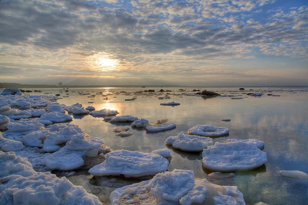 Gelo-floes no mar de inverno — Fotografia de Stock