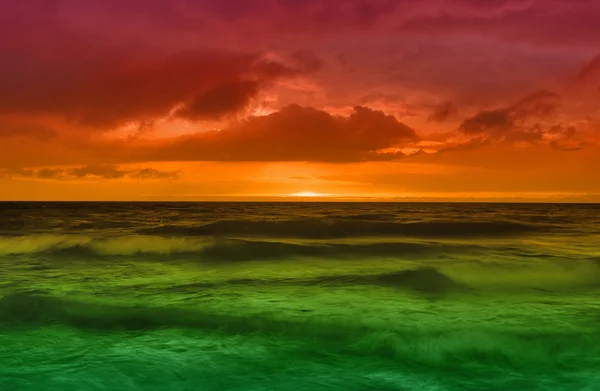Vörös naplemente obove zöld tenger — Stock Fotó