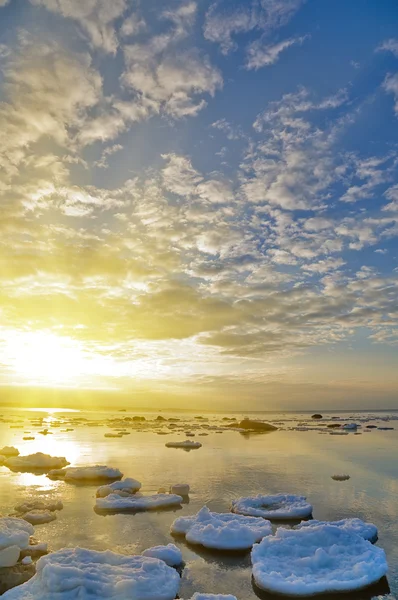 Zonsondergang in de zee heldere winter — Stockfoto