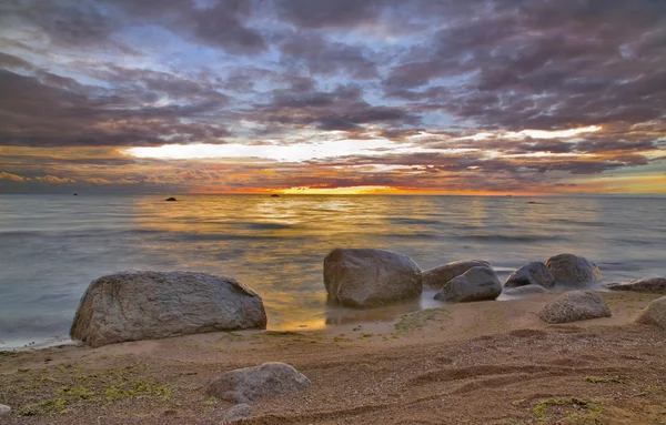 Πέτρες στη θάλασσα ηλιοβασίλεμα — Φωτογραφία Αρχείου