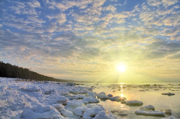 Parlak güneşin altında buz — Stok fotoğraf
