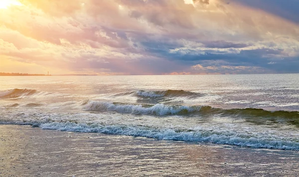Ήλιο πάνω από την καταιγίδα στη θάλασσα — Φωτογραφία Αρχείου