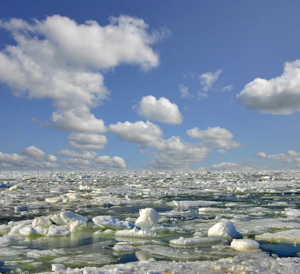 Bulutların altında buz — Stok fotoğraf