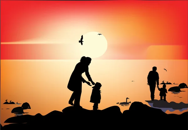 Silhouettes femmes et enfants au coucher du soleil — Image vectorielle