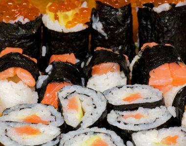 Somon arka plan ile Sushi