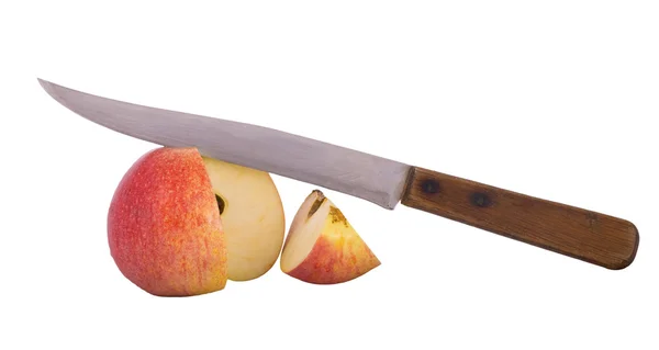 Nůž a červené jablko na bílém pozadí — Stock fotografie