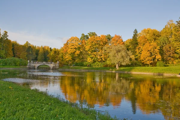 Bridge and autumn landscape — Stock Photo, Image