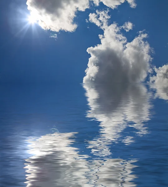 Солнце за отражением облаков — стоковое фото