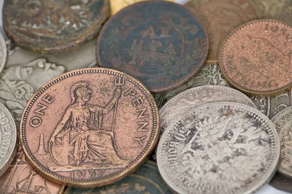 Egy penny és a régi érmék — Stock Fotó