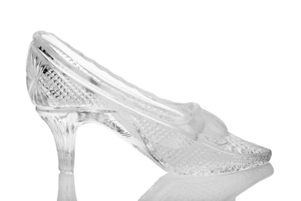 Zapato de vidrio y reflexión sobre blanco — Foto de Stock