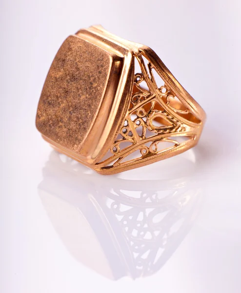 Старое золотое кольцо с отражением — стоковое фото