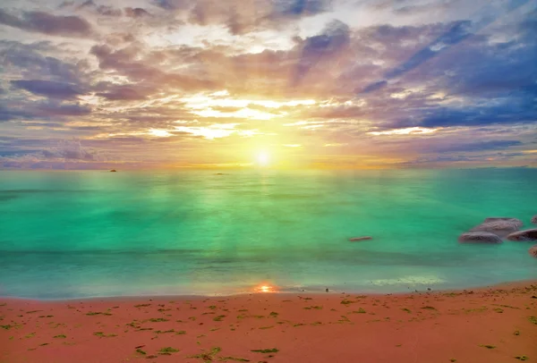 Λαμπερός ήλιος πάνω από το γαλάζιο της θάλασσας — Φωτογραφία Αρχείου