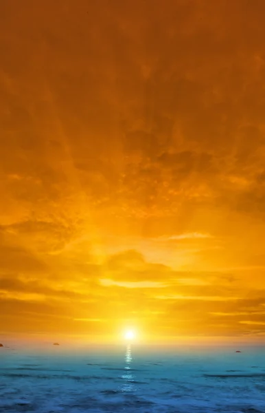 Oranje zonsondergang boven de blauwe zee — Stockfoto