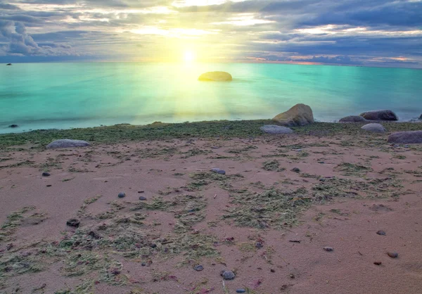 Жовте сонце над блакитним морем — стокове фото