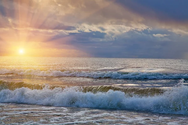 Slunce nad oceánem bouře — Stock fotografie