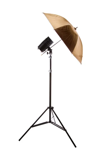 Isolerade studio blixt och paraply — Stockfoto