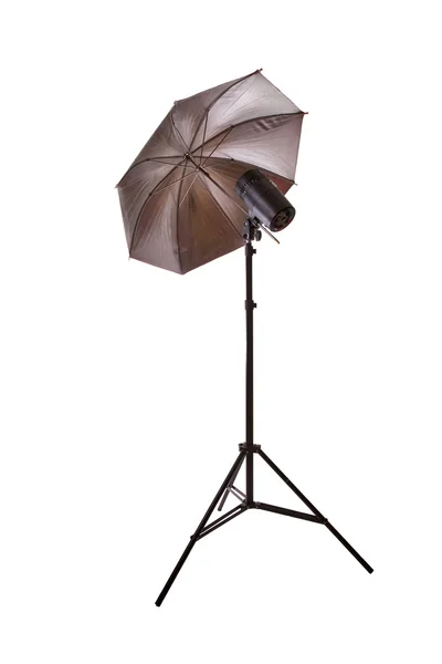 スタジオ フラッシュと白の傘 — ストック写真