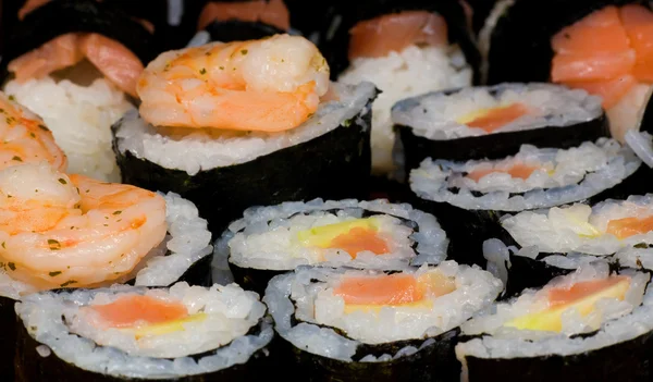 Sushi au saumon et crevette — Photo