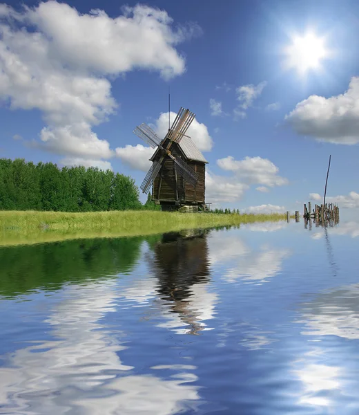 Molino de viento con reflexión — Foto de Stock