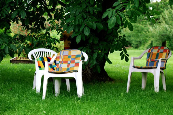 Cadeiras no jardim — Fotografia de Stock