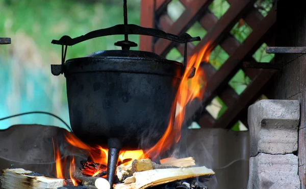 Чайник и огонь — стоковое фото