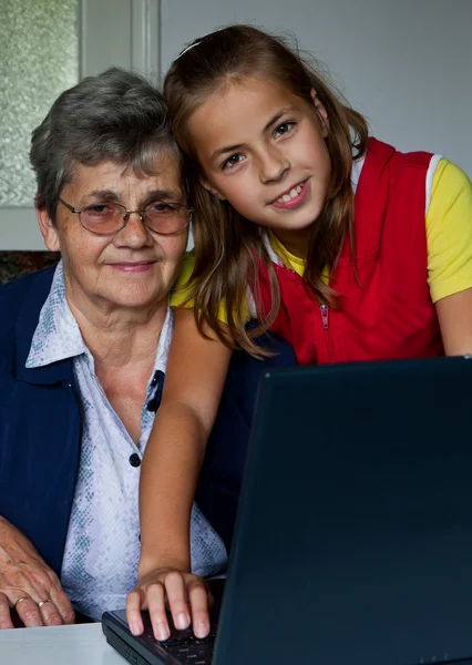 Family and computer — Stock Photo, Image
