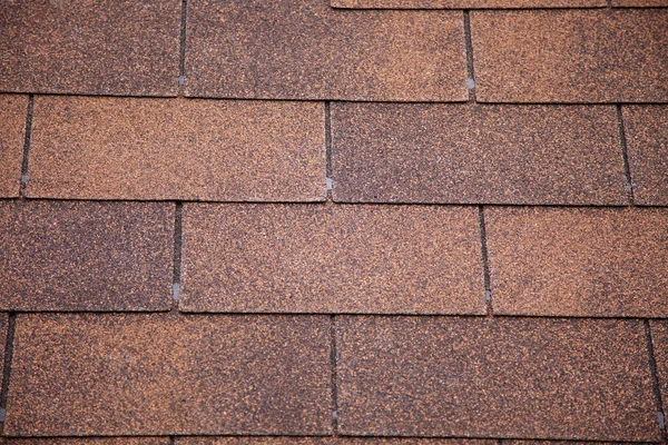 Bardeaux de toiture en asphalte brun . — Photo
