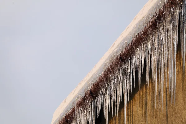 Eiszapfen auf dem Dach — Stockfoto