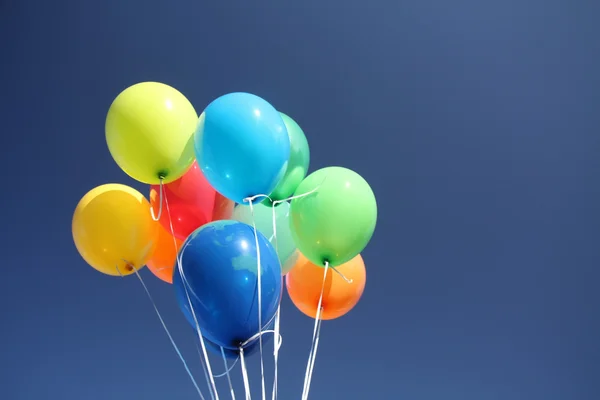Colorful balloons in a clear blue sky — Stock Photo, Image