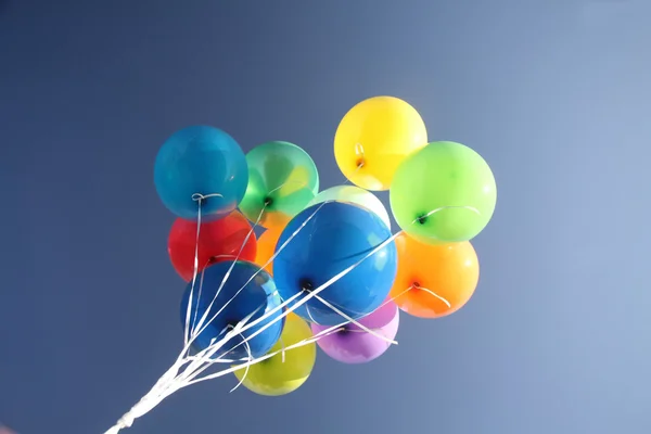 Kolorowe balony w błękitne niebo — Zdjęcie stockowe