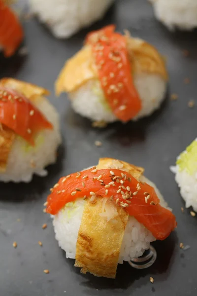 Nigirisushi: sushi de arroz con cobertura de pescado —  Fotos de Stock