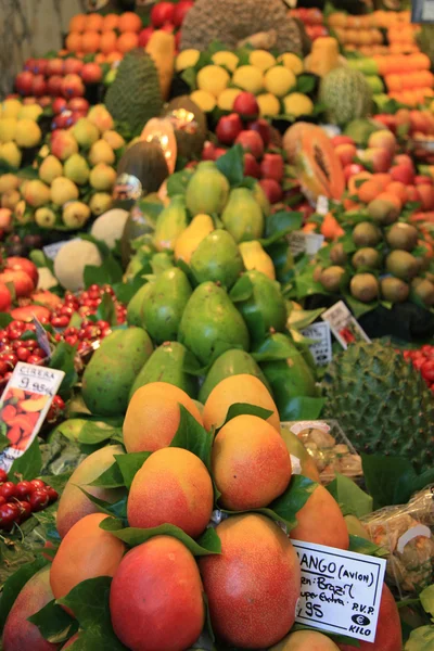 Obst auf einem spanischen Markt — Stockfoto