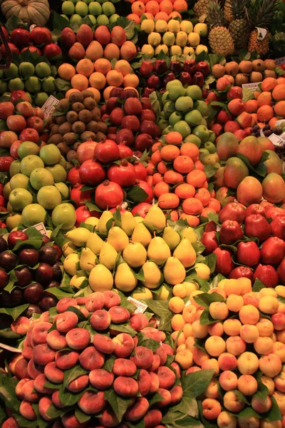 Плоды на испанском рынке — стоковое фото